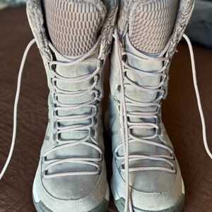 New Balance Women's Gray Winter Boots